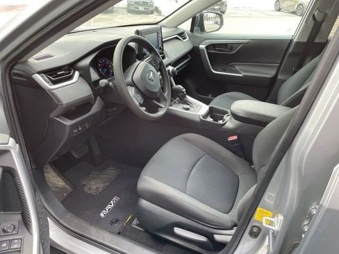 Used 2019 Toyota RAV4 LE w/ Carpet Mat Package image 12