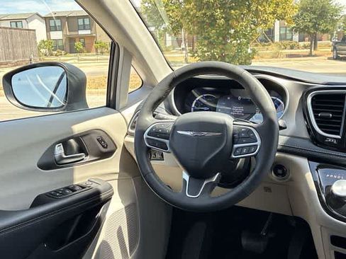 Used 2023 Chrysler Pacifica Touring-L FWD image 23