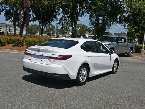 Used 2026 Toyota Camry LE w/ Convenience Package FWD image 4
