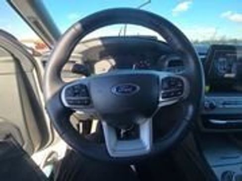 Used 2023 Ford Explorer XLT image 7