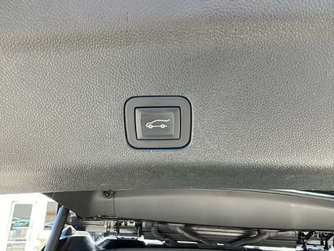 Used 2025 GMC Yukon XL Denali AWD/4WD image 32