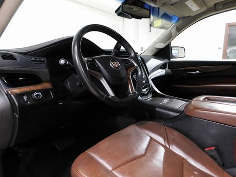 Used 2015 Cadillac Escalade Luxury image 29