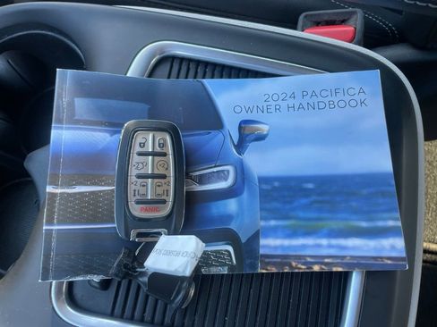 Used 2024 Chrysler Pacifica Touring-L image 46