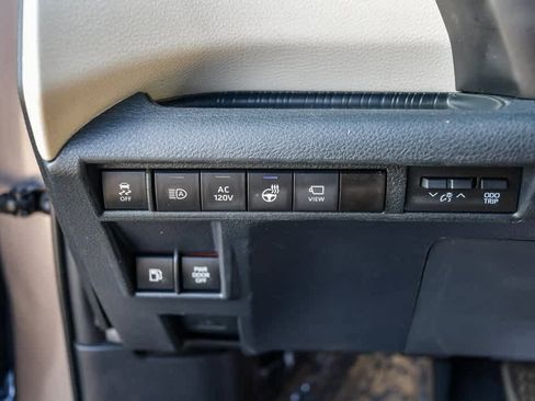 Used 2021 Toyota Sienna Platinum image 34