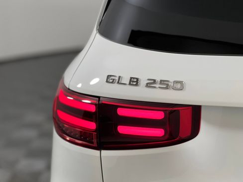 Used 2025 Mercedes-Benz GLB 250 image 12