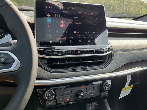 New 2023 Jeep Compass Latitude w/ Sun and Sound Group image 17