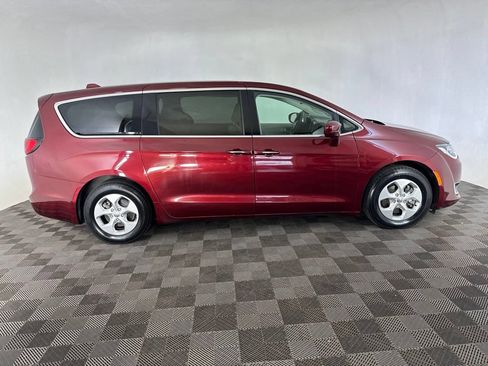 Used 2018 Chrysler Pacifica Touring Plus FWD image 5