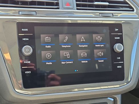 Used 2024 Volkswagen Tiguan SE w/ Panoramic Sunroof Package AWD/4WD image 19