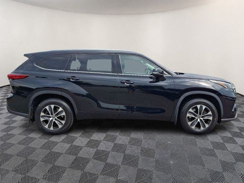Used 2021 Toyota Highlander XLE AWD/4WD image 7