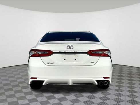 Used 2018 Toyota Camry SE w/ Moonroof Package FWD image 5