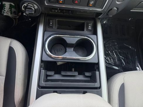 Used 2024 Nissan Titan SV w/ SV Convenience Package image 25