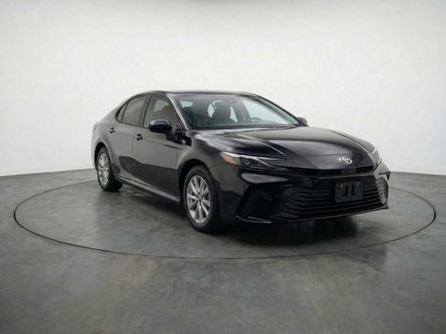 Used 2025 Toyota Camry LE image 3