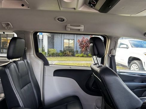 Used 2015 Chrysler Town & Country Touring w/ Driver Convenience Group image 14