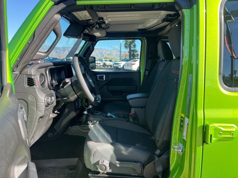 Used 2025 Jeep Wrangler Unlimited Rubicon w/ Technology Group image 14