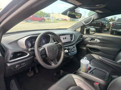 Used 2023 Chrysler Pacifica Touring-L w/ S Appearance Package AWD/4WD image 6