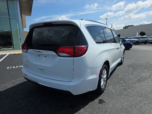 Used 2019 Chrysler Pacifica Touring-L FWD image 4