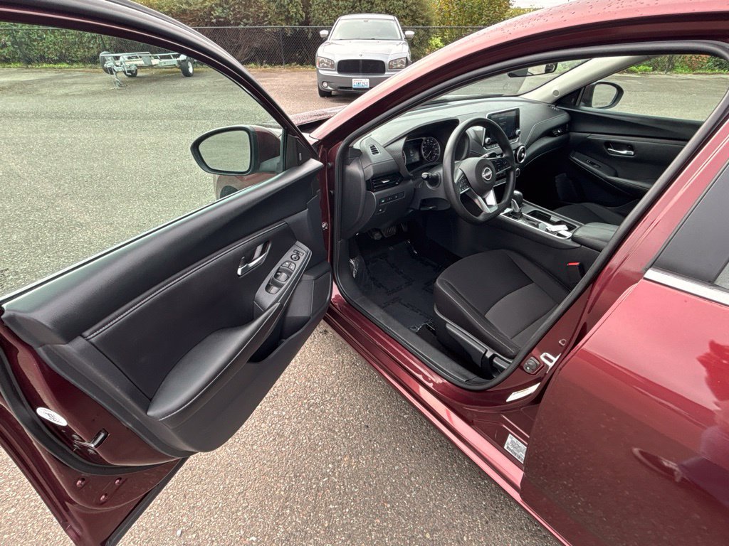 Used 2024 Nissan Sentra SV FWD image 29