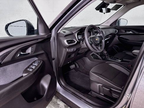 Used 2023 Chevrolet TrailBlazer LS FWD image 3