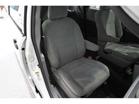 Used 2015 Toyota Sienna L image 16
