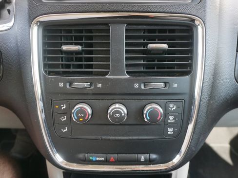 Used 2020 Dodge Grand Caravan SE FWD image 8