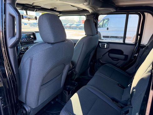 Used 2025 Jeep Gladiator Sport image 14