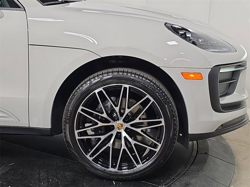 Used 2025 Porsche Macan image 11