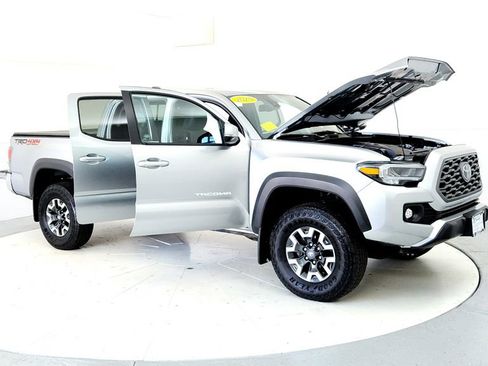 Certified 2023 Toyota Tacoma TRD Off-Road AWD/4WD image 12