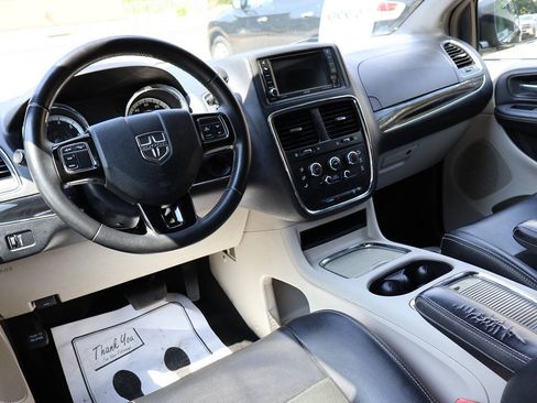 Used 2017 Dodge Grand Caravan SXT FWD image 19