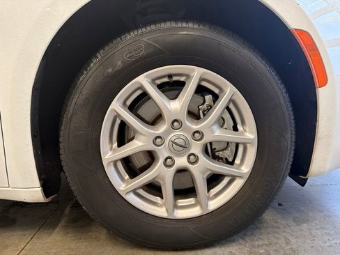 Used 2022 Chrysler Pacifica Limited FWD image 9
