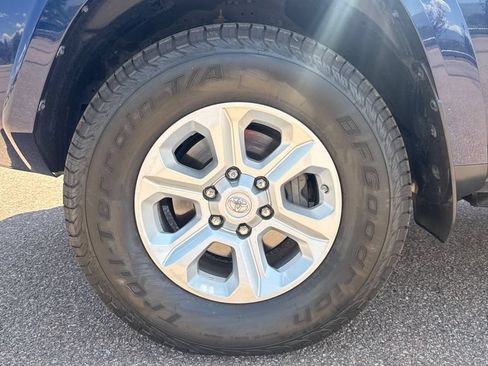 Used 2017 Toyota 4Runner SR5 AWD/4WD image 16
