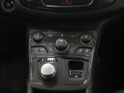 Used 2016 Chrysler 200 S w/ Navigation & Sound Group I image 15