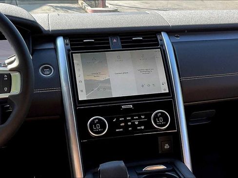 New 2025 Land Rover Discovery Dynamic SE image 9