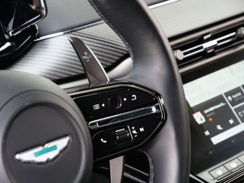 Used 2025 Aston Martin V8 Vantage Coupe RWD image 18