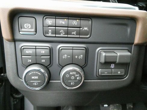 New 2026 Chevrolet Suburban High Country image 27