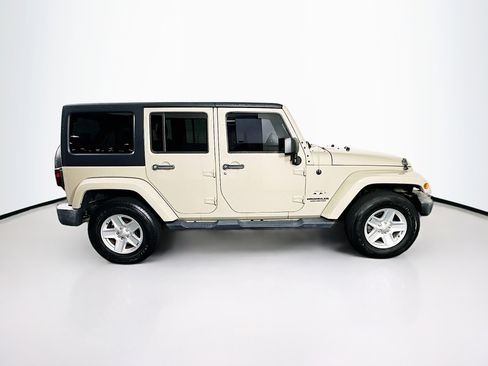 Used 2017 Jeep Wrangler Unlimited Sahara w/ Max Tow Package image 10