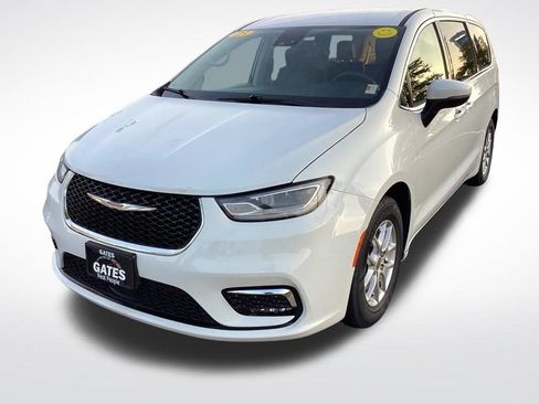Used 2023 Chrysler Pacifica Touring-L FWD image 5
