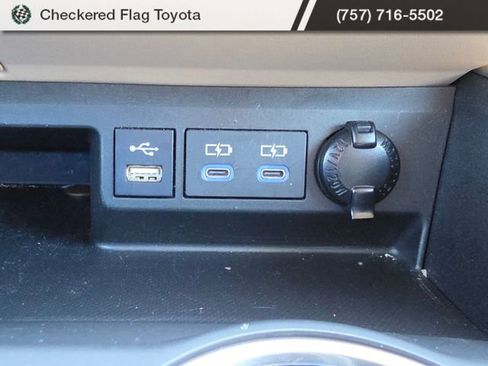 Used 2022 Toyota Highlander XLE AWD/4WD image 18