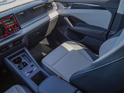 New 2025 Volkswagen Tiguan SE image 20