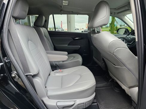 Used 2022 Toyota Highlander XLE AWD/4WD image 13