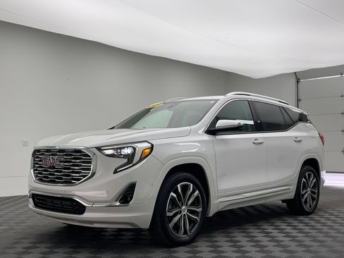 Used 2020 GMC Terrain Denali w/ Denali Premium Package AWD/4WD image 2