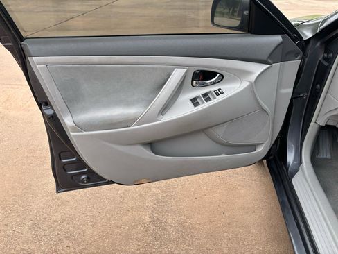 Used 2011 Toyota Camry LE FWD image 12