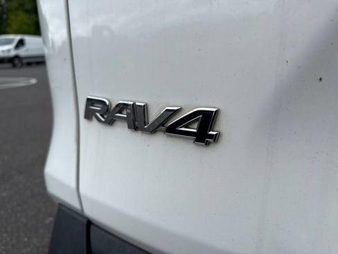 Used 2020 Toyota RAV4 XLE Premium AWD/4WD image 17