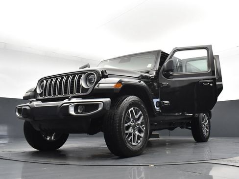 Used 2025 Jeep Wrangler Unlimited Sahara AWD/4WD image 30