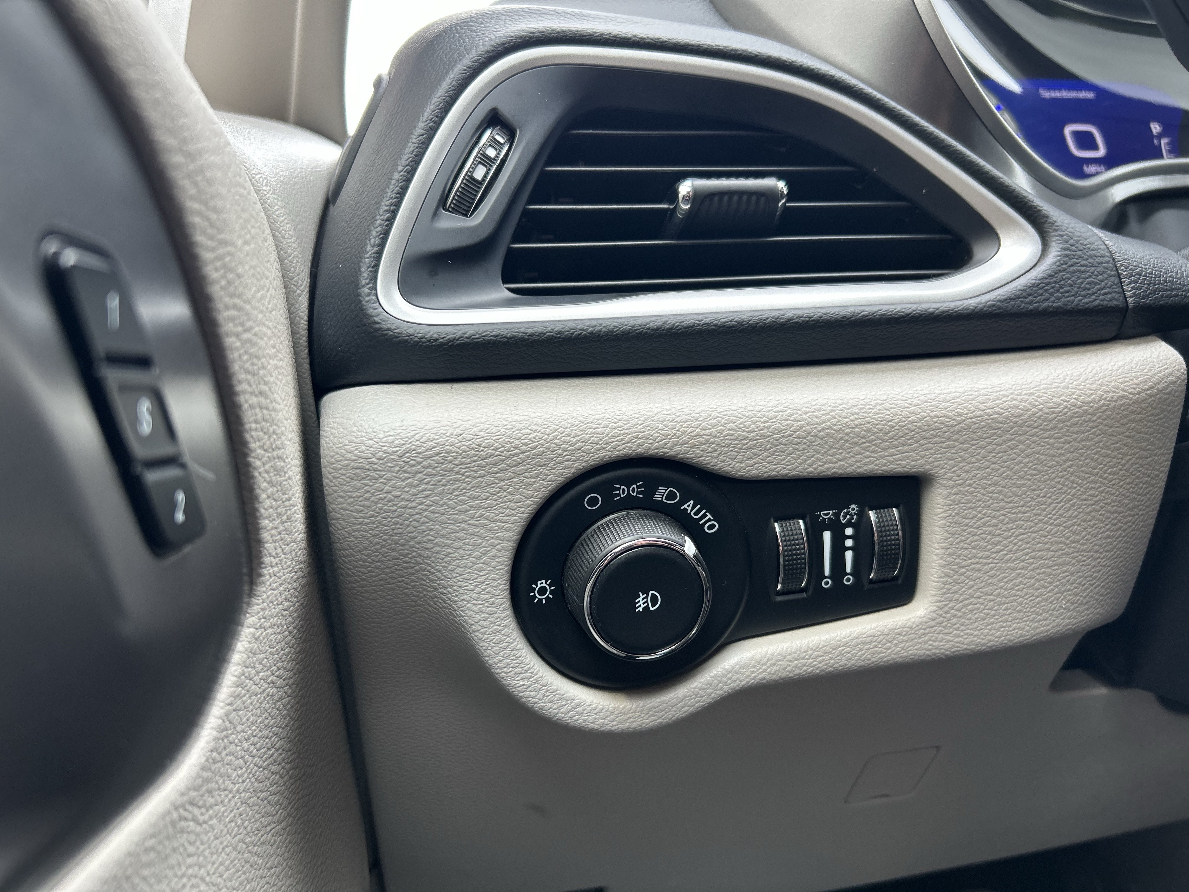 Used 2023 Chrysler Pacifica Touring-L FWD image 17