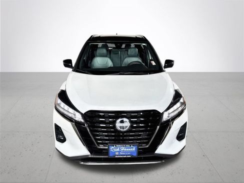 Used 2023 Nissan Kicks SR w/ SR Premium Package FWD image 3