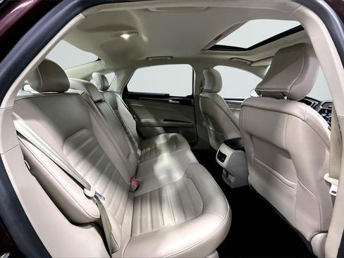 Used 2017 Ford Fusion SE w/ Fusion SE Technology Package image 25