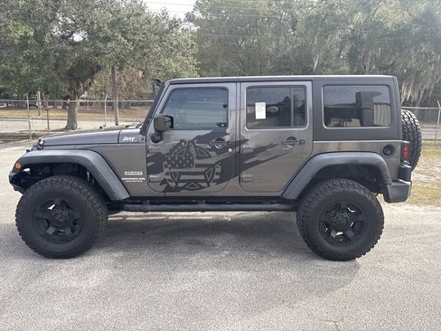 Used 2017 Jeep Wrangler Unlimited Sahara w/ Connectivity Group image 7