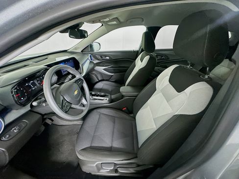 Used 2025 Chevrolet Trax LS image 13