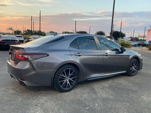 Used 2022 Toyota Camry SE FWD image 5