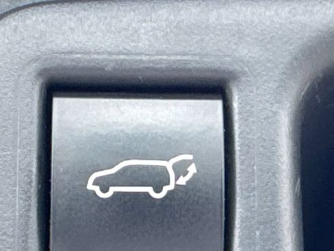 Used 2023 Toyota Highlander XLE FWD image 19